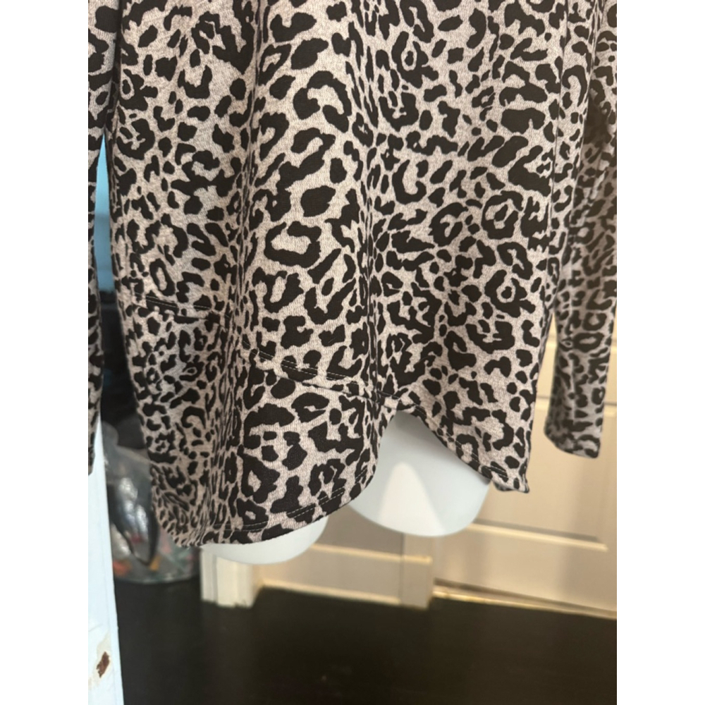 Jones New York Gray Leopard Print Turtleneck - Picture 6 of 8